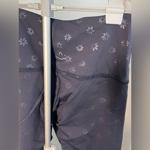 BEYOND YOGA LEGGINGS WOMEN SMALL‎ BLUE with daisies MADE IN USA - Picture 6 of 8